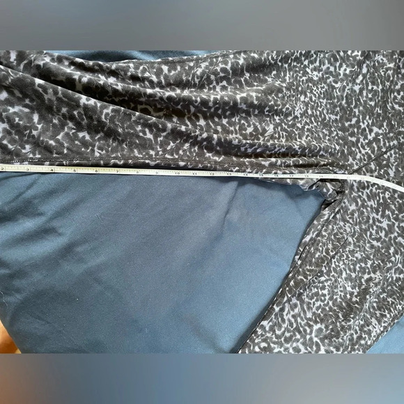 Athleta Capri Animal Print Black White Cropped Leggings - Picture 4 of 6